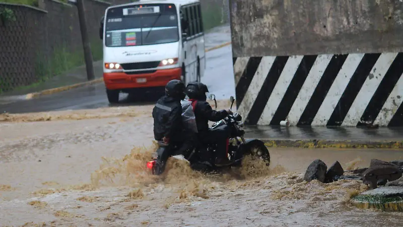 Lluvias causan inundaciones en fraccionamientos y poblados de Emiliano Zapata